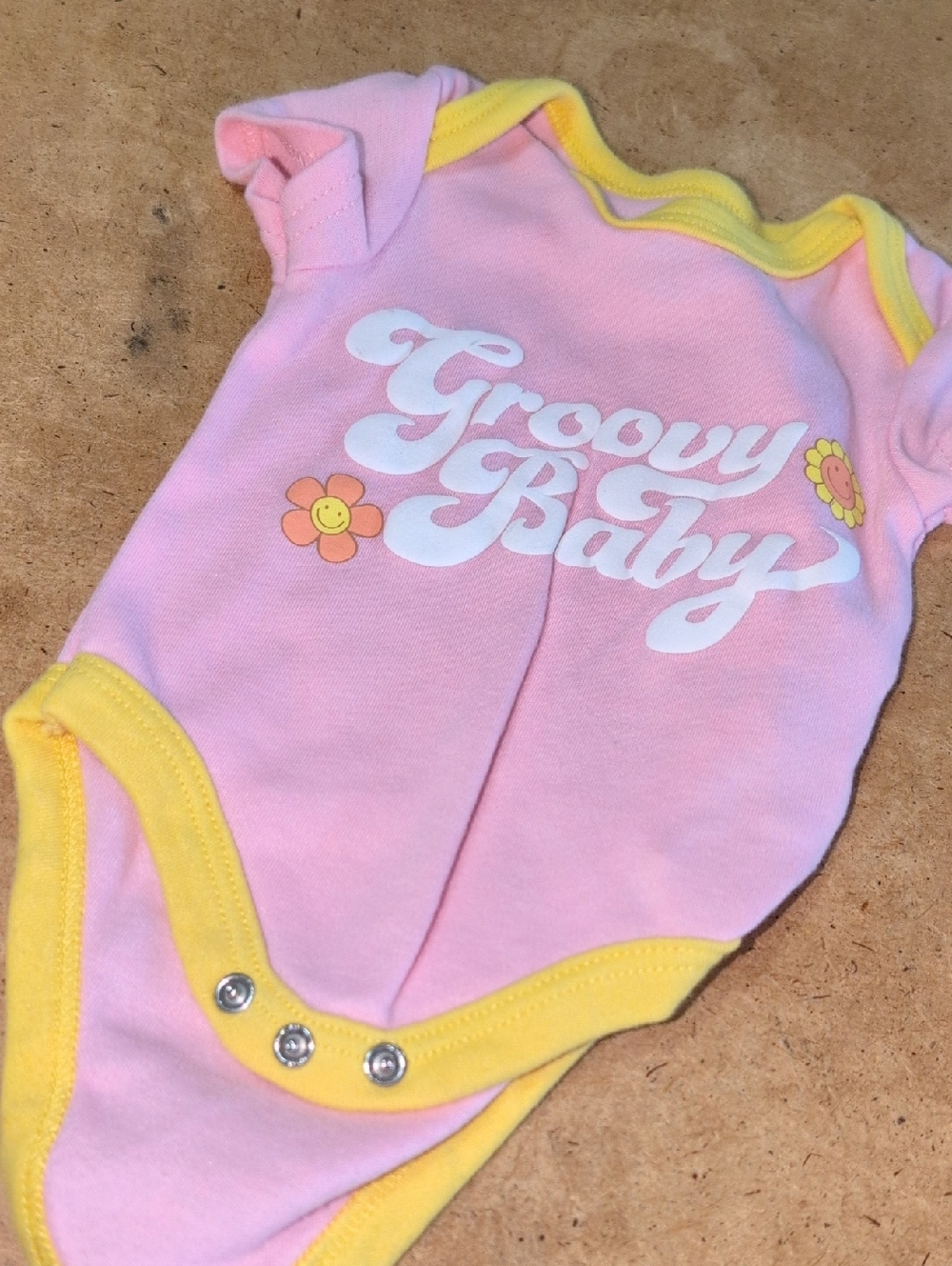 ❤️‍🔥10/$10❤️‍🔥 Baby Girls Kidgets Groovy Pink & Yellow Onesie Size 0-3M